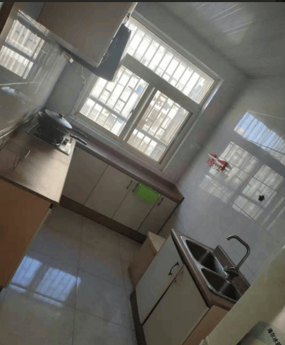  3楼精装 家具家电应有尽有 位置好 不要中介费